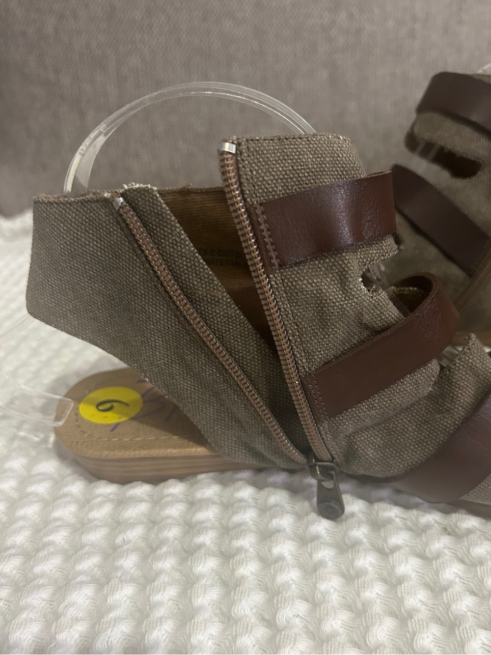 NWT! Blowfish Malibu Taupe Canvas & Brown Vegan Leather Buckle Sandals. Size 9 - Picture 3 of 7